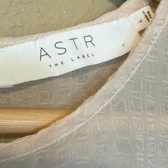 ASTR The Label Ruched Sheer Long Sleeve Ivory Blouse Size Large - Picture 6 of 8